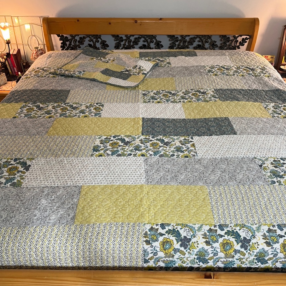 Home Classics Full Queen Patchwork Quilt & two pillow shams Paisley Floral 90x95